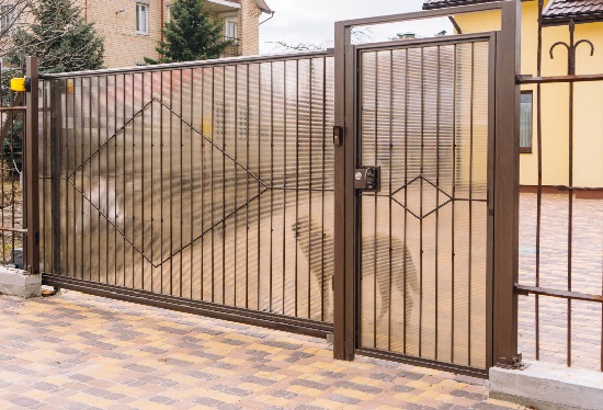 Купить ворота из профлиста с элементами ковки, с металлическими столбами в рамке или под дерево в Торжке от 157215 руб